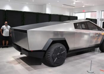 تسلا تطلق أول سيارة أرخص بكثير من سايبرتراك الشهيرة