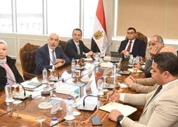 وزير الإسكان يلتقي مسئولي أحد المكاتب الاستشارية لاستعراض مشروعات ضمن “تطوير منطقة سور مجرى العيون”