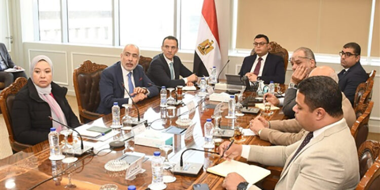 وزير الإسكان يلتقي مسئولي أحد المكاتب الاستشارية لاستعراض مشروعات ضمن “تطوير منطقة سور مجرى العيون”