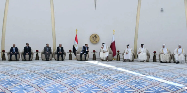 الرئيس السيسى يلتقى ممثلى مجتمع الأعمال القطري فى الدوحة