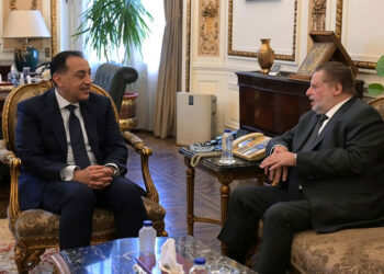 رئيس الوزراء يلتقي محافظ البنك المركزي لمتابعة عدد من الملفات