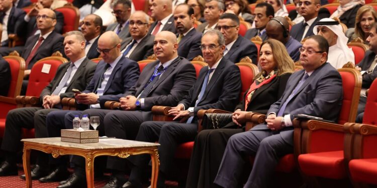الاتصالات تناقش تأثير الذكاء الاصطناعي على المجتمع والاقتصاد في FDC 2025