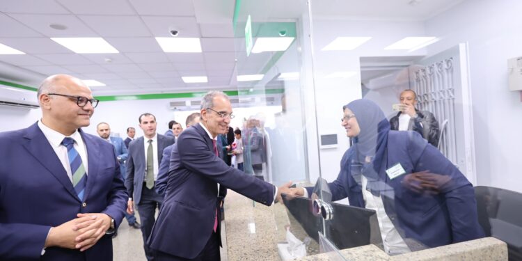 وزير الاتصالات وتكنولوجيا المعلومات يفتتح مكتبى بريد بعد تطويرهما وتزويدهما بأحدث الحلول التكنولوجية