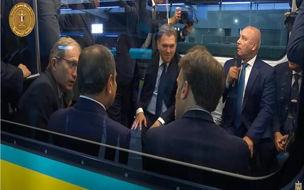 الرئيس السيسى يصطحب ماكرون فى جولة تفقدية من محطة عدلى منصور التبادلية