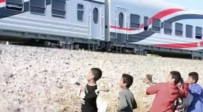 النقل تصدر بيان بشان رشق قطار أشمون بالحجارة وفقدان طفلة صغيرة عينها