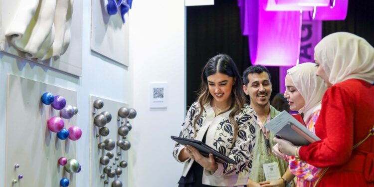 معرض فنون العالم دبي 2025 يفتتح أبوابه غداً في مركز التجاري العالمي