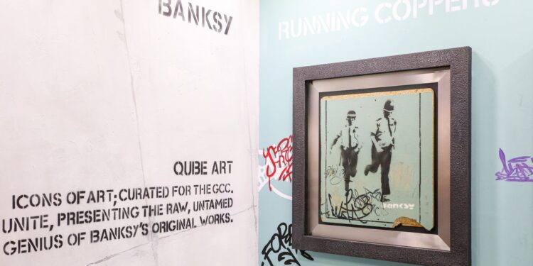 فنون العالم دبي 2025 يعرض أعمال بانكسي لأول مرة في دبي