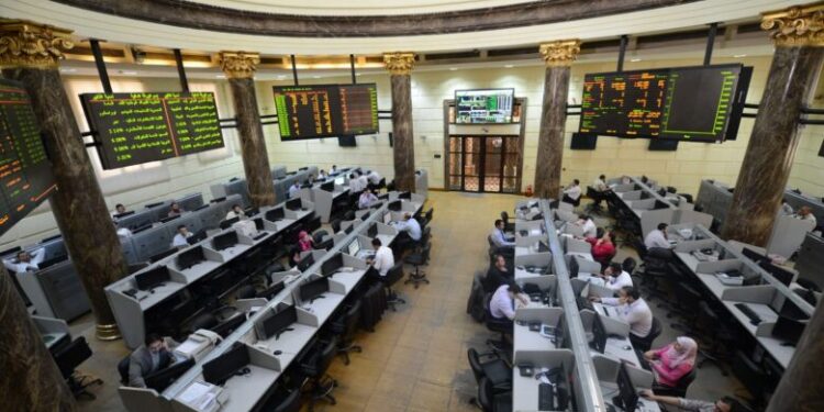 مؤشرات البورصة تتباين بمستهل التعاملات وتخسر نحو مليار جنيه