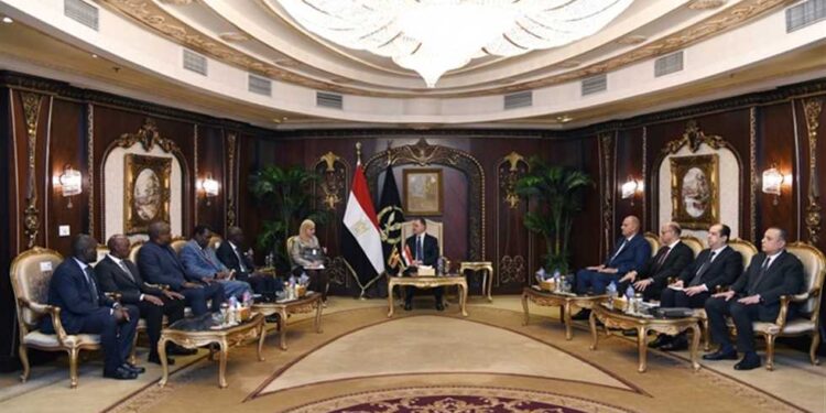 وزير الداخلية يستقبل المفتش العام لشرطة أوغندا لتعزيز التعاون