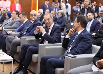 وزير الاتصالات يلتقى بمجموعة من رواد الأعمال والمهنيين المستقلين والمتدربين المستفيدين من البرامج التدريبية للوزارة