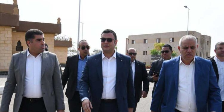 وزير الإسكان يقوم بزيارة مفاجئة لمتابعة سير العمل بجهاز مدينة العبور