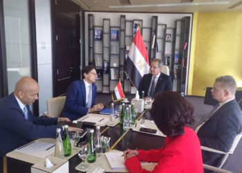 وزير الاتصالات يبحث التعاون مع بنوك وشركات عالمية في التعهيد وتصنيع الهواتف محليًا