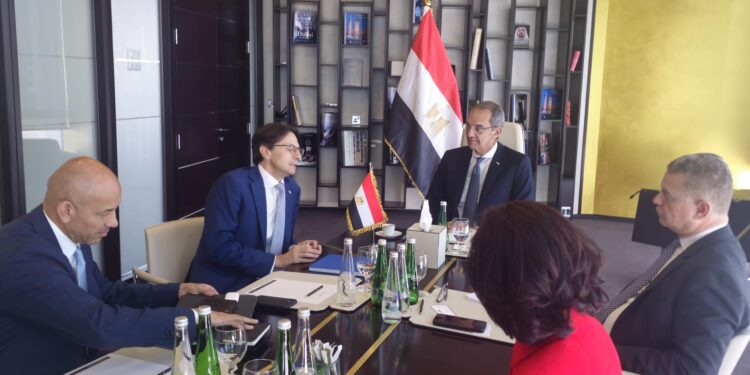 وزير الاتصالات يبحث التعاون مع بنوك وشركات عالمية في التعهيد وتصنيع الهواتف محليًا