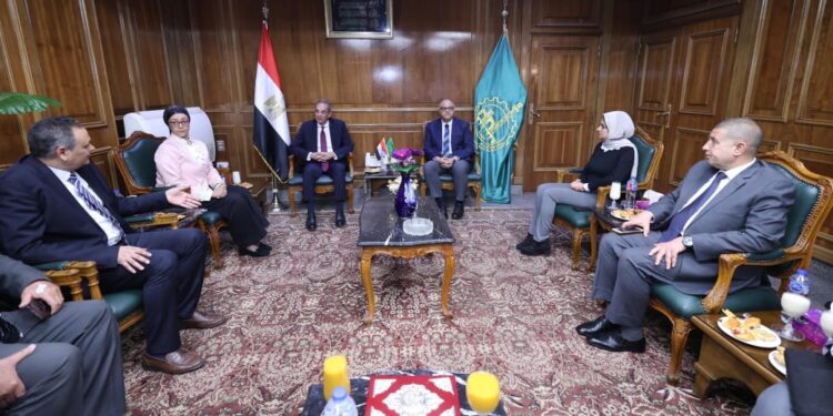 وزير الاتصالات يبحث مع محافظ القليوبية  مستجدات العمل فى مشروعات التعاون المشترك فى مجالات تطوير البنية التحتية الرقمية