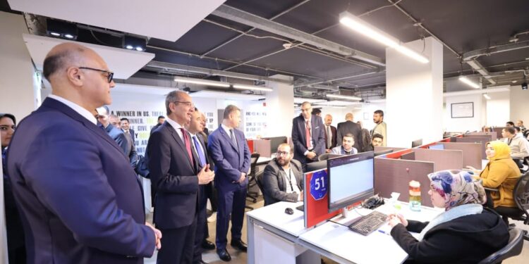 وزير الاتصالات : يزور فرع شركة سيليكون إكسبرت الأمريكية الرائدة عالميًا فى مجال إدارة وتحليل بيانات المكونات الإلكترونية