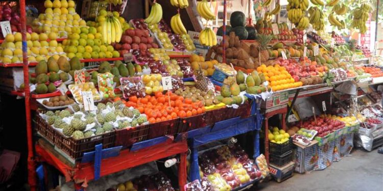 أسعار الخضار والفاكهة اليوم الخميس