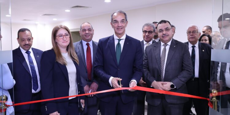وزير الاتصالات يشهد احتفالية مرور 100 عام على إصدار أول طابع بريد تذكارى مصري