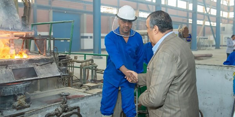 وزير الإنتاج الحربي يتفقد خطوط الإنتاج ومراحل التصنيع بشركة حلوان للصناعات غير الحديدية
