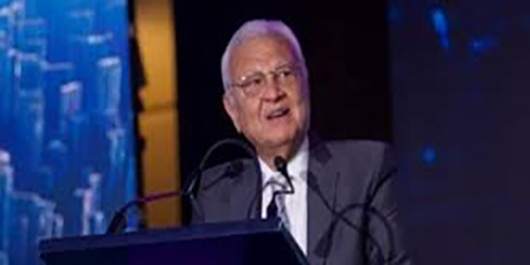 CAISEC’25 يكرم المهندس عاطف حلمي وزير الاتصالات وتكنولوجيا المعلومات الأسبق خلال فعالياته