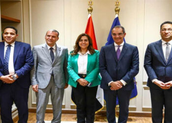 وزيرا الاتصالات والتنمية المحلية يشهدان توقيع اتفاق لتوفير الأجهزة التكنولوجية لتشغيل مجمعات الخدمات الحكومية بقرى “حياة كريمة “