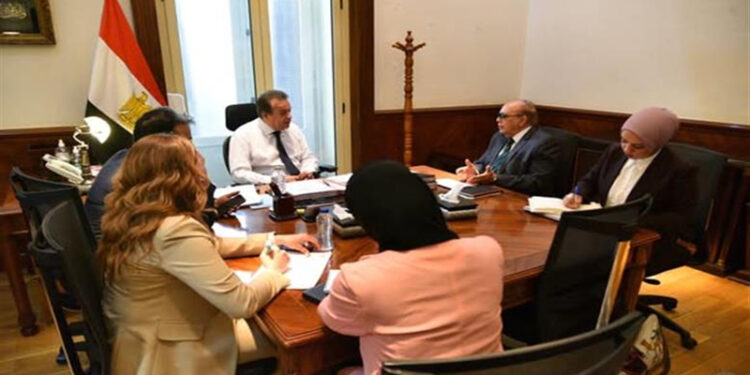 وزير الصحة يبحث مسارات التعليم التخصصي والدراسات العليا للأطباء