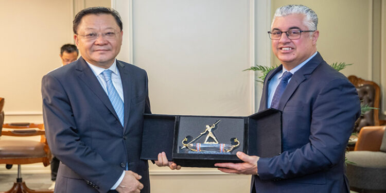 رئيس اقتصادية قناة السويس يستقبل وفدًا رفيع المستوى يترأسه حاكم مقاطعة جواندونج الصينية