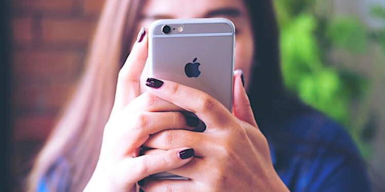 خوف أمريكي من تحول آيفون إلى أداة تجسس صينية خفية