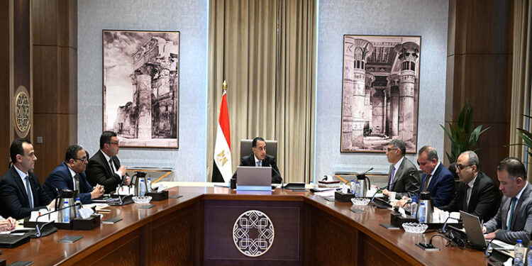 رئيس الوزراء يتابع الموقف التنفيذى لتطوير أرض مطار إمبابة ومنطقة عزيز عزت