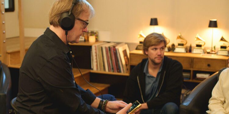 سوني تطلق أحدث ابتكاراتها من سماعات الرأس اللاسلكية العازلة للضوضاء