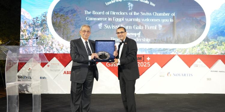 غرفة التجارة السويسرية تكرم عمرو موسى في حفلها السنوي بالقاهرة