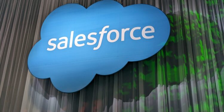 ابتكارات سيلزفورس تغيّر وجه قطاعات التجزئة والطاقة والتعليم والعقارات