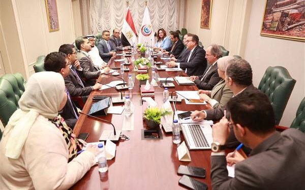 وزير الصحة والسكان يستقبل وفد مجموعة برجيل الطبية لبحث سبل التعاون المشترك
