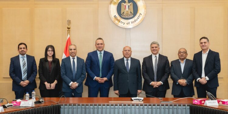 حسن علام تعيد تأهيل ترام الرمل بالإسكندرية