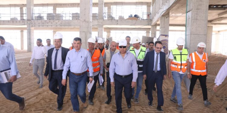 وزير الصناعة والنقل يتفقد الخط الثاني للقطار الكهربائي السريع في المسافة من القاهرة حتى المنيا