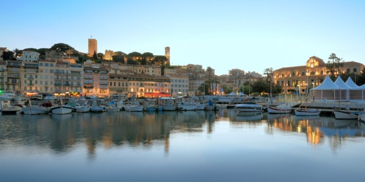 فيرتف تكشف عن أحدث ابتكاراتها في الذكاء الاصطناعي في داتا كلاود العالمي 2025