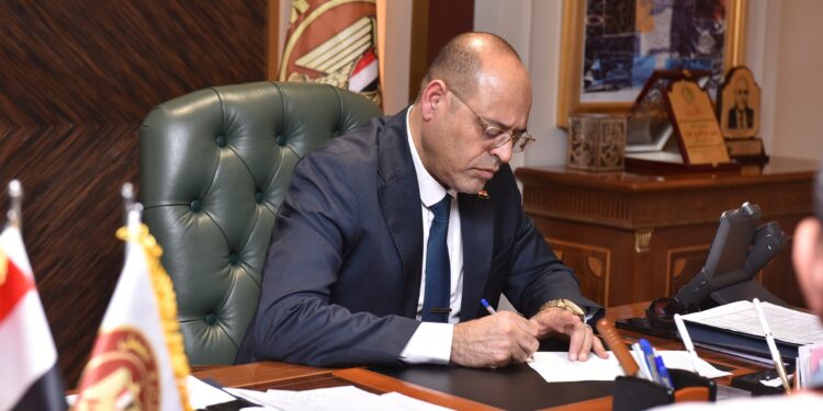 وزير العمل يوجه بسرعة صرف تعويضات عاجلة للعمال الثلاثة في حادث المنوفية