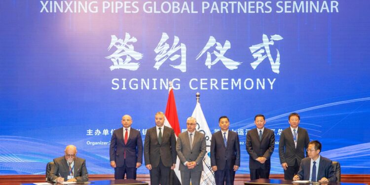 رئيس اقتصادية قناة السويس يشهد توقيع 4 تعاقدات بين مصنع “شين شينج” ومشروعات للتصدير