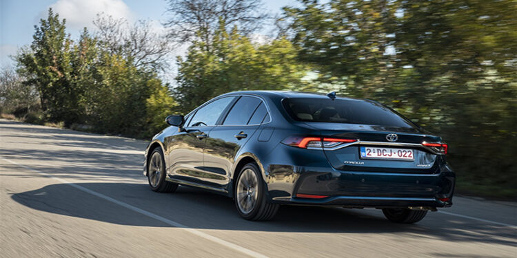 تويوتا كورولا 2025 فتحة سقف كسر زيرو.. السعر والمواصفات