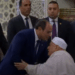 السيسي يصافح أحمد عمر هاشم لدى وصوله مسجد مصر بالعاصمة لأداء صلاة عيد الأضحي
