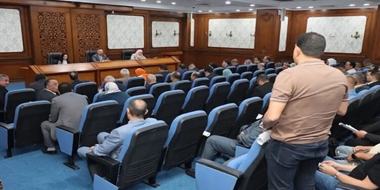 وزير الصناعة والنقل يبحث مع محافظ ومستثمري البحيرة تحديات المناطق الصناعية بالمحافظة وسبل حلها