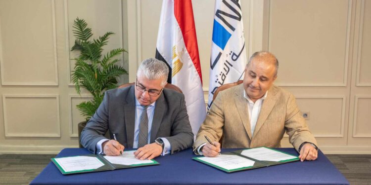 رئيس اقتصادية قناة السويس يوقع عقد مشروع شركة “أورسا- UR-SA” التركية للمنسوجات الصناعية والتغليف البلاستيكي