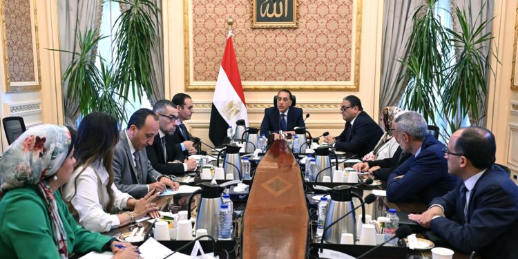 رئيس الوزراء يلتقي أعضاء اللجنة الاستشارية للاقتصاد الكلي