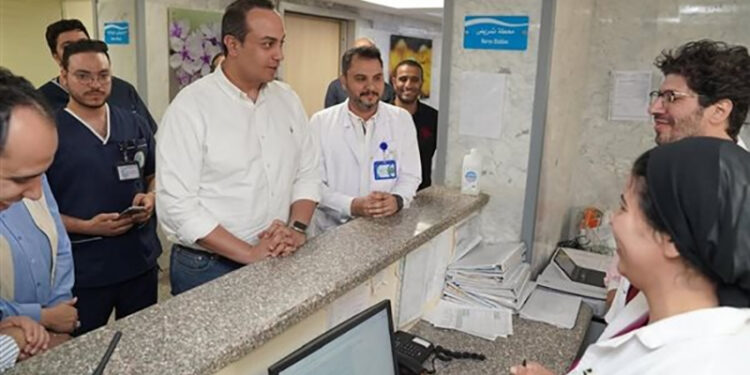 رئيس الرعاية الصحية يواصل جولاته التفقدية لمتابعة سير العمل وتنفيذ خطة التأمين الطبي بمحافظات القناة