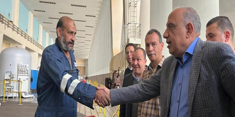 وزير الكهرباء يتفقد محطة توليد كهرباء السد العالي بمحافظة أسوان