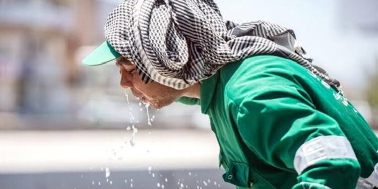 السعودية تبدأ تطبيق حظر العمل تحت أشعة الشمس لحماية العمال من مخاطر الصيف