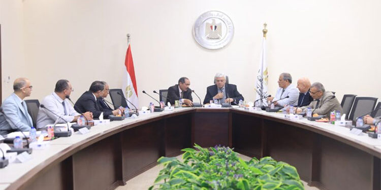 وزير التعليم العالي يعقد اجتماعًا مع أعضاء اللجنة العليا لاختيار عمداء المعاهد العليا الخاصة