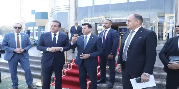 وزير الصحة يشهد إطلاق مبادرة «بإيدينا ننقذ حياة» للتوعية بالموت المفاجئ والتدريب على جهاز مزيل الرجفان