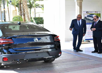 الرئيس السيسى يتفقد عددا من سيارات “سيتروين C4X” المصنّعة محليًا