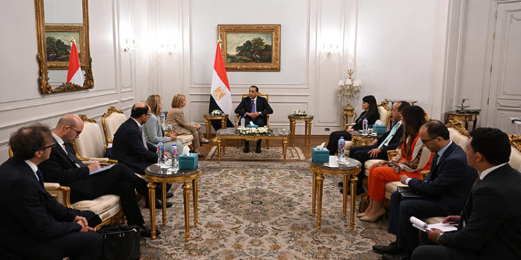 رئيس الوزراء يلتقي نائب رئيس بنك الاستثمار الأوروبي والوفد المرافق لها