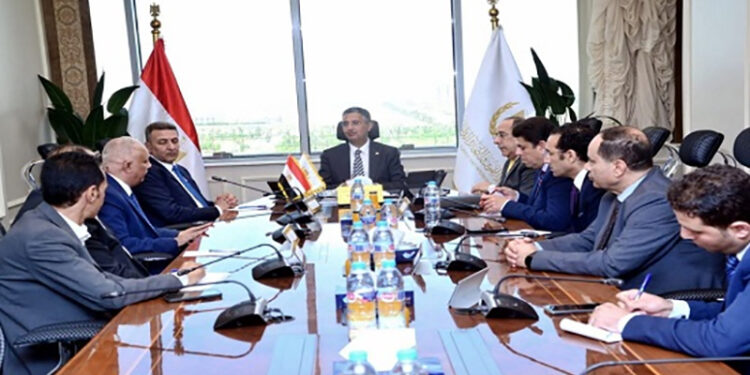 وزير التموين يعقد اجتماعًا مع ممثلي شعبة المواد الغذائية ونقابة بقالي التموين وشباب مشروع جمعيتي